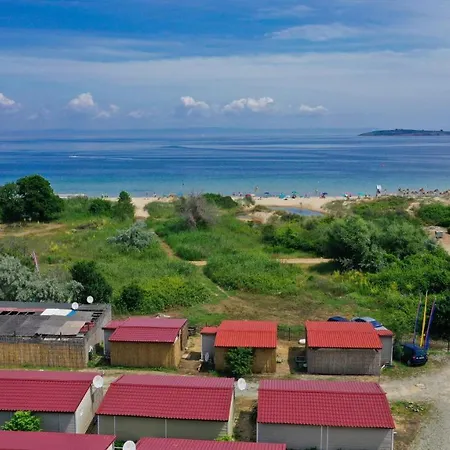 Campsite каравани на плаж златна рибка