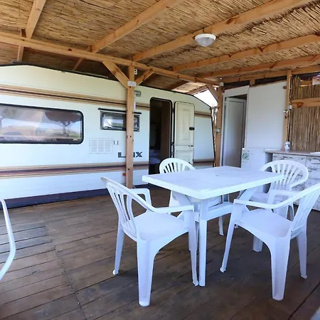 Campsite каравани на плаж златна рибка